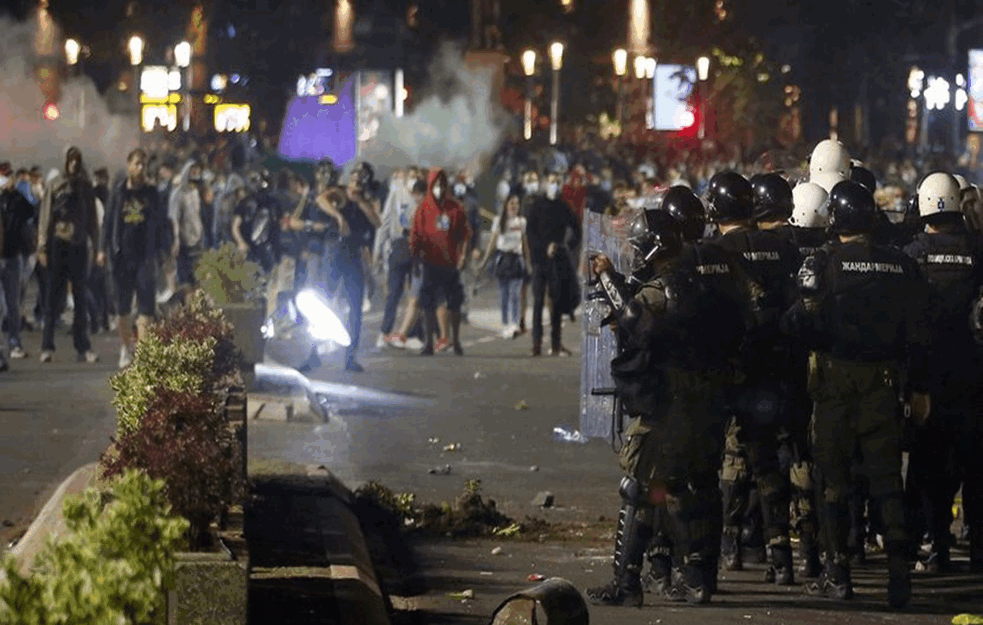 EPILOG PROTESTA: Krv i <span style='color:red;'><b>zapaljeni automobili</b></span>; povređeno 43 policajca i 17 demonstranata; privedeno 23 lica